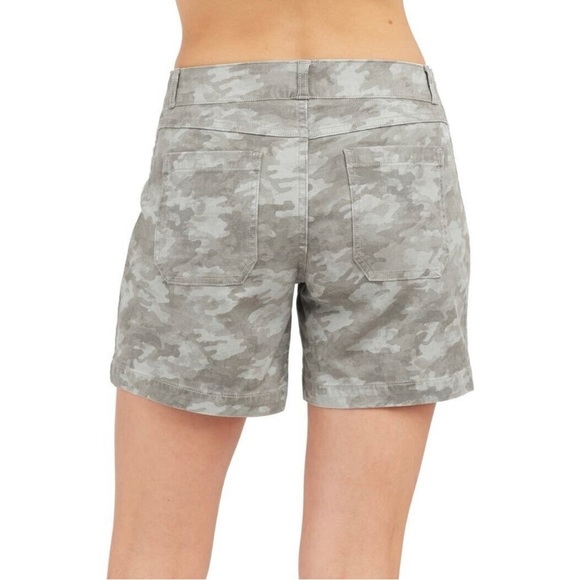SPANX 6-inch Stretch Twill Shorts Stone Washed Green Camo Sz Large - Picture 2 of 9